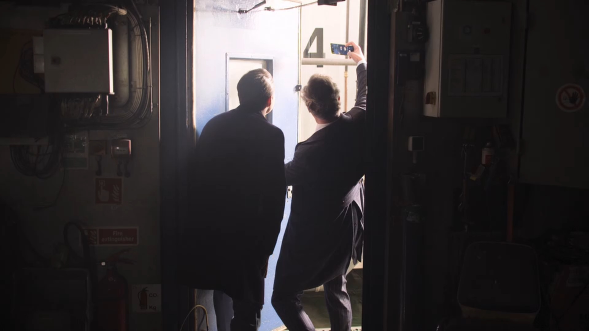 Ludo neemt een selfie met Valentijns telefoon